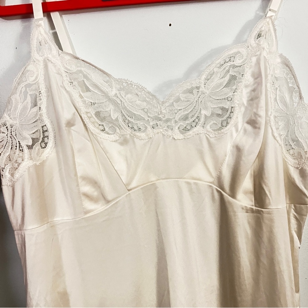 Wonder Made White Satin Feel Chemise VINTAGE with Lace Trim and Empire Waist - Picture 10 of 12